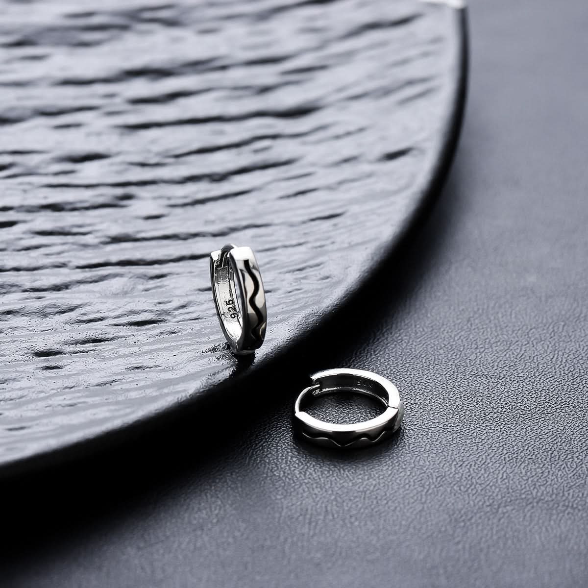 Men’s Wavy Line Earrings – Minimalist Geometric Hoop