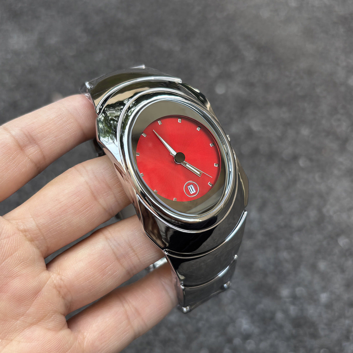 Men's Trendy Quartz Watch – Oval Dial Alloy Strap, Waterproof Fashion Timepiece