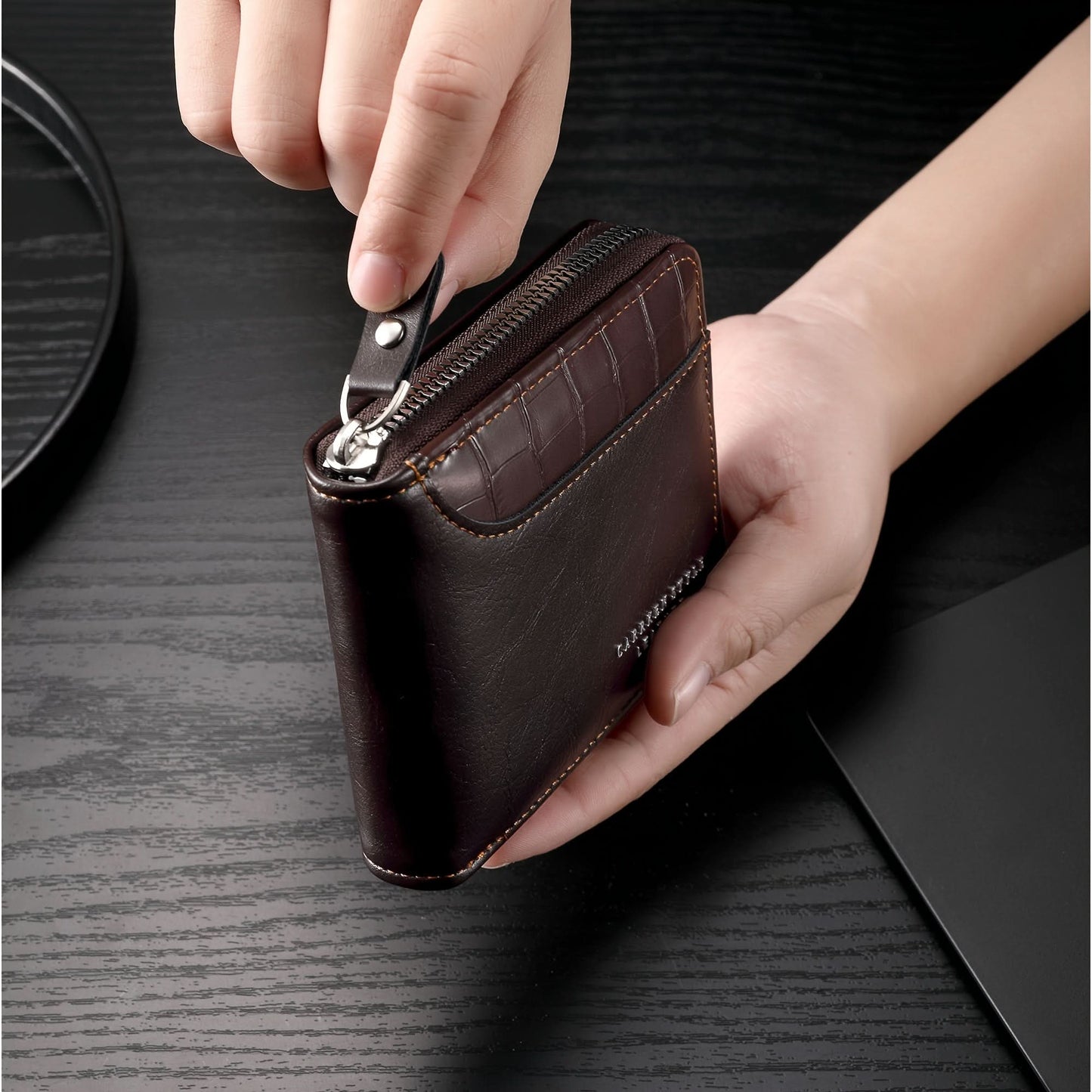 Stylish Men's Multifunctional Wallet with Zipper Closure