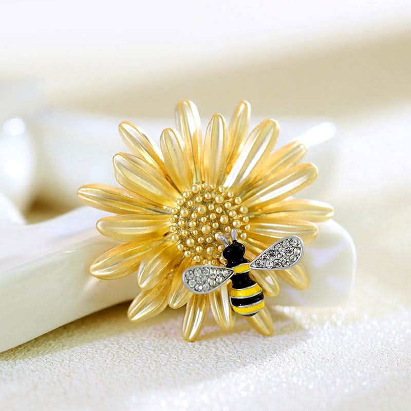 Elegant Daisy Bee Brooch – Matte Alloy Floral Pin for Jackets, Coats & Dresses