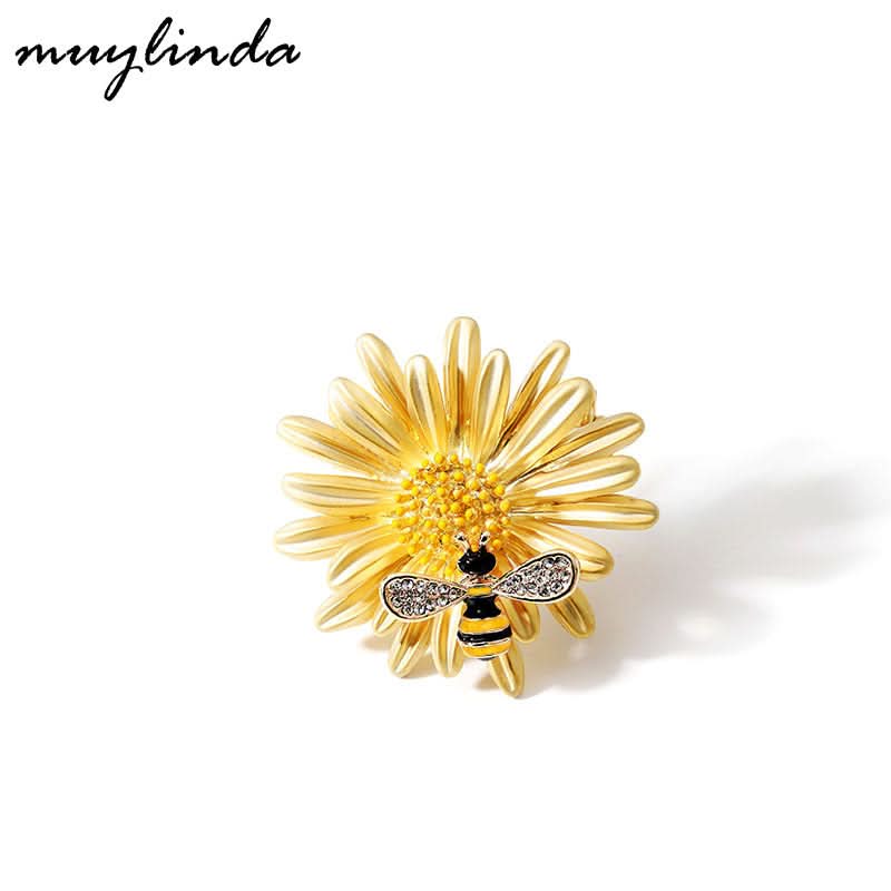 Elegant Daisy Bee Brooch – Matte Alloy Floral Pin for Jackets, Coats & Dresses