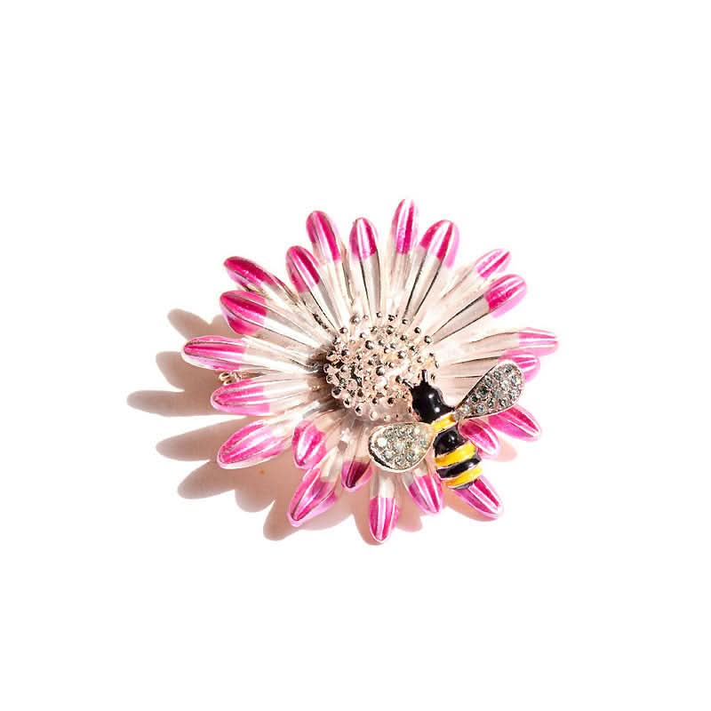 Elegant Daisy Bee Brooch – Matte Alloy Floral Pin for Jackets, Coats & Dresses