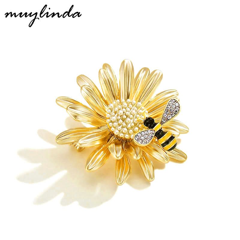 Elegant Daisy Bee Brooch – Matte Alloy Floral Pin for Jackets, Coats & Dresses