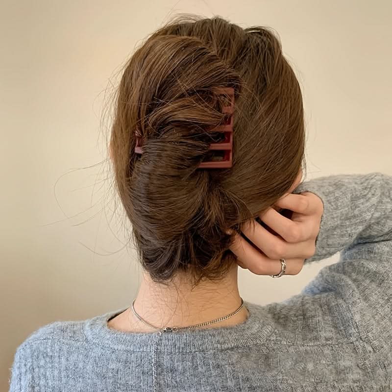 Chic Cross-Style Hair Clip – Medium-Sized, Durable
