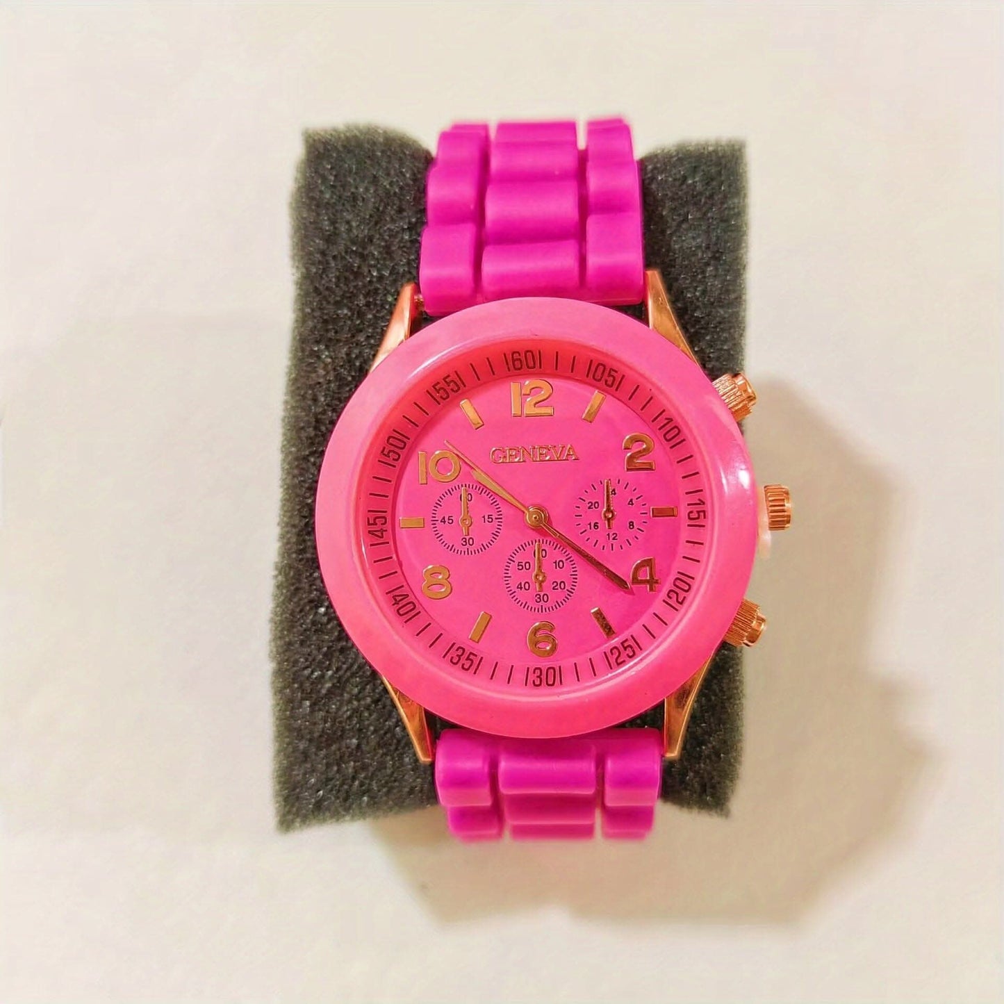 Stylish Round Quartz Watch with Triple Dial & Silicone Band – Unisex Sports Wristwatch