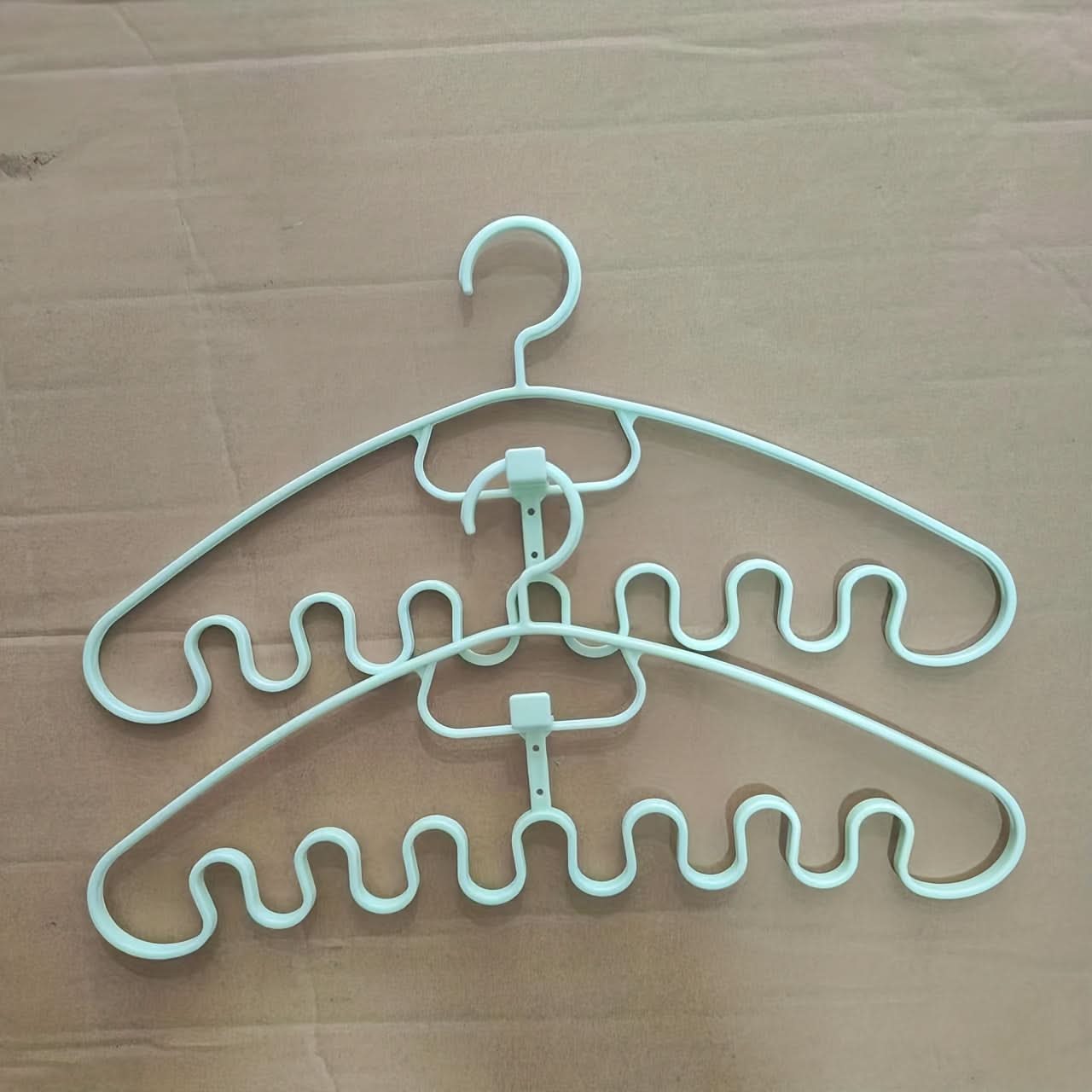 2-Pack Wave-Shaped Plastic Hanger Racks