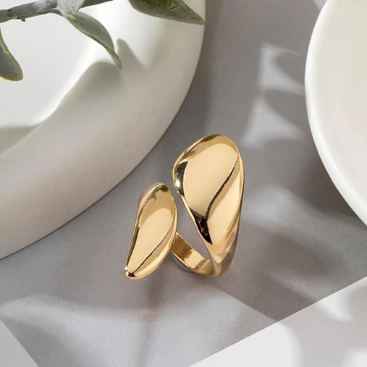 Luxurious Adjustable Open Ring – Golden Polished Minimalist
