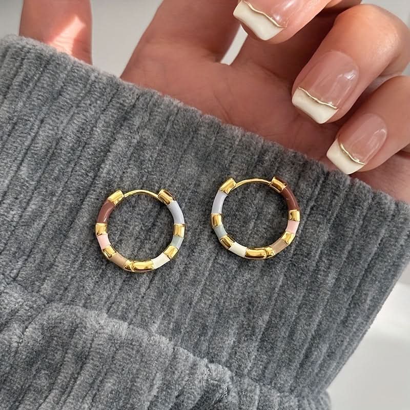 Vibrant Hoop Earrings – Seasonal Style with Retro Minimalist Design