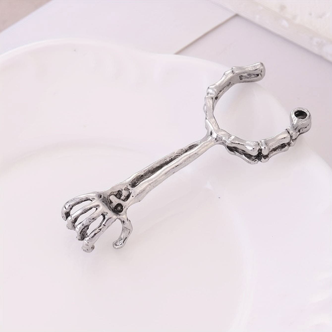 Hand Bone Smoking Ring – Skull Pattern Cigarette Holder