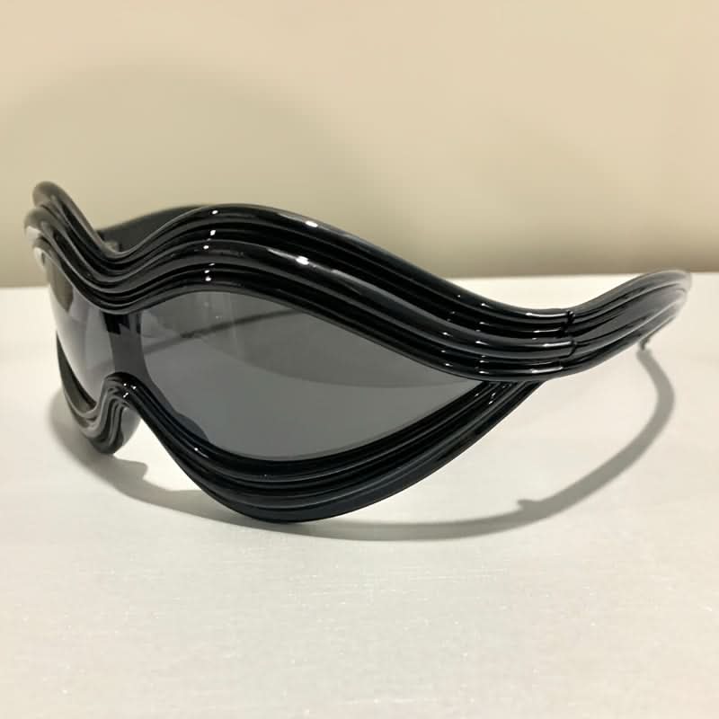 Oversized Lip Sunglasses for Women & Men - Inflated, Decorative Shades for Beach Parties