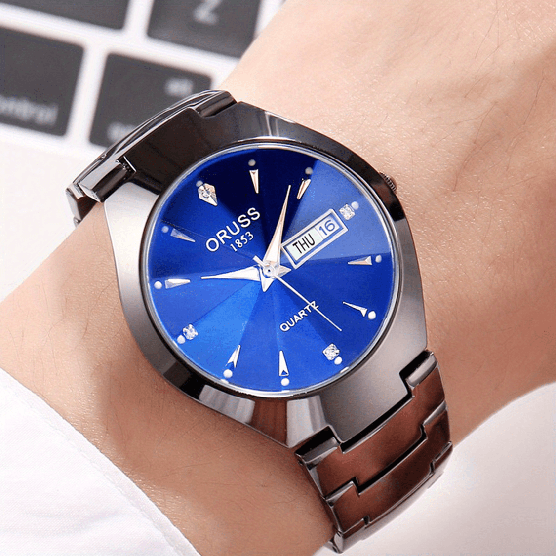 Ruggedly Stylish Gentleman’s Watch – Waterproof with Calendar Display