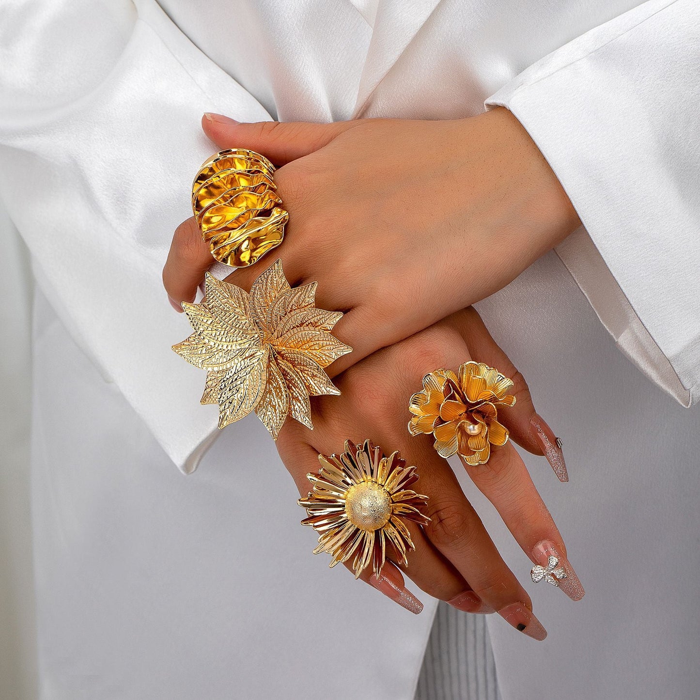 Retro Floral Sunflower Statement Ring for Women – Gold Alloy Vintage Flower Jewelry