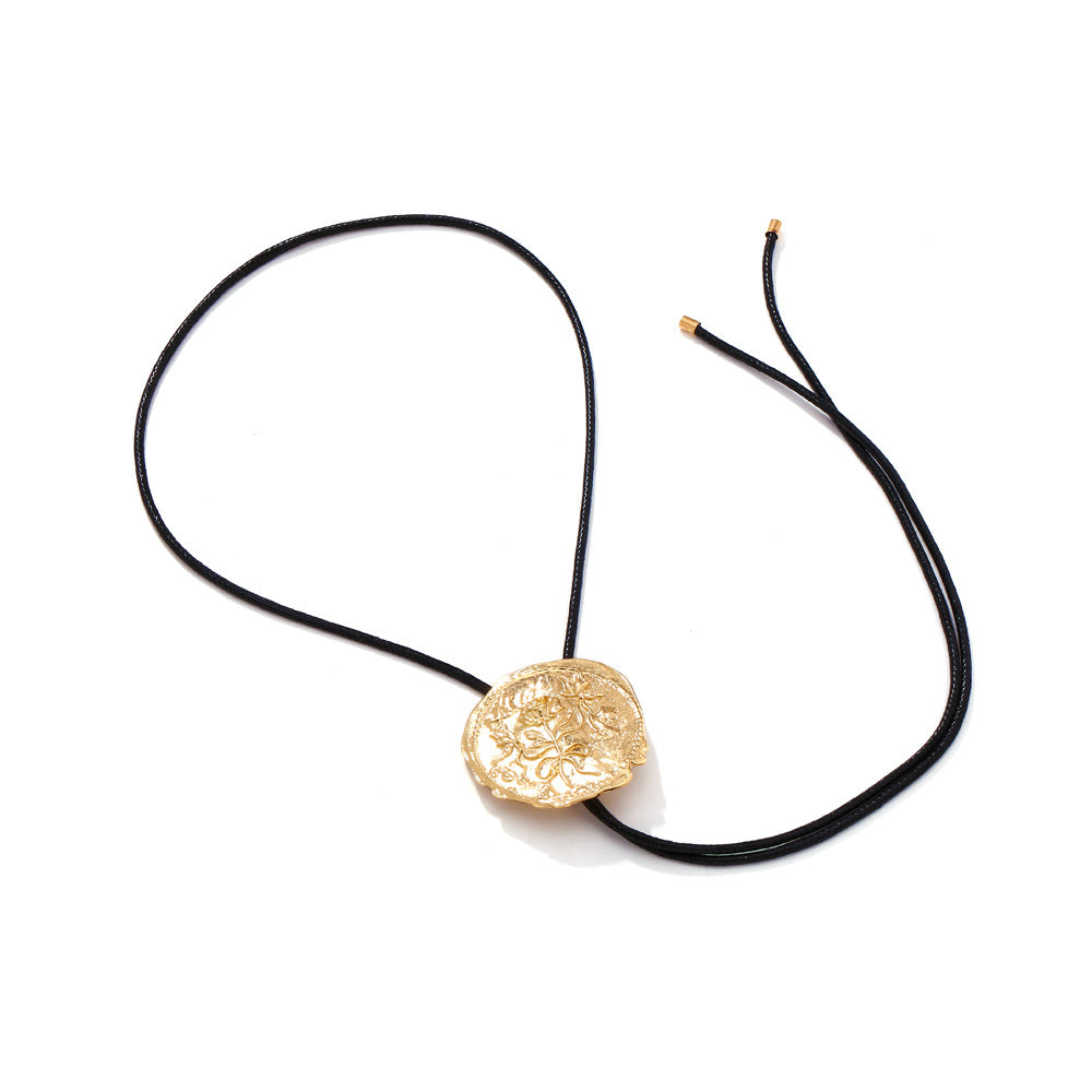Vintage Floral Medallion Necklace – Western-Inspired Metal Pendant Jewelry for Women