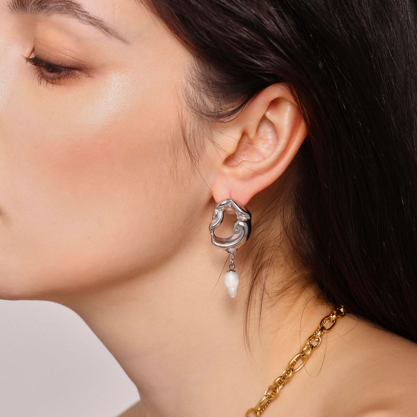 Baroque Chic Pearl Dangle Earrings – Irregular Hollow Design Jewelry