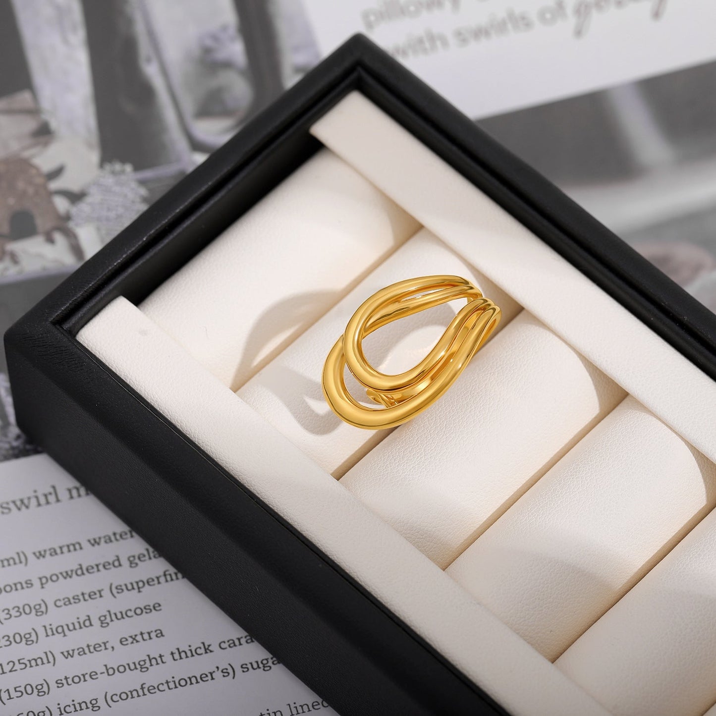 Bold Geometric Gold Curve Ring – Open Style Statement Jewelry for Women