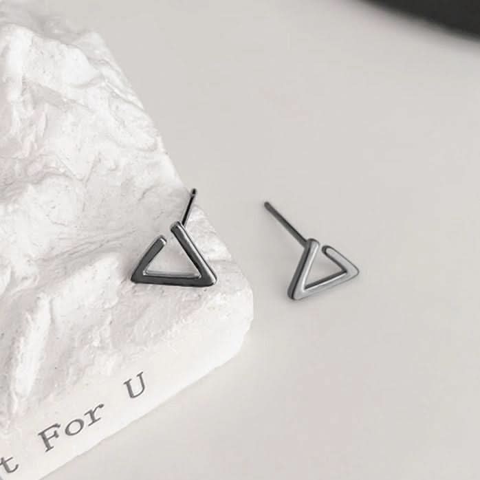Unisex Black Triangle Stud Earrings – Geometric Hip-Hop Jewelry