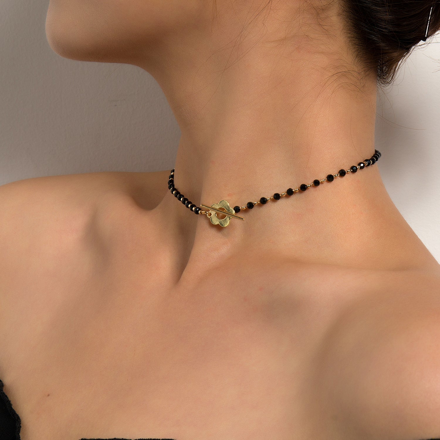 Black Crystal Beaded Flower Necklace for Women – Minimalist Short Choker Jewelry