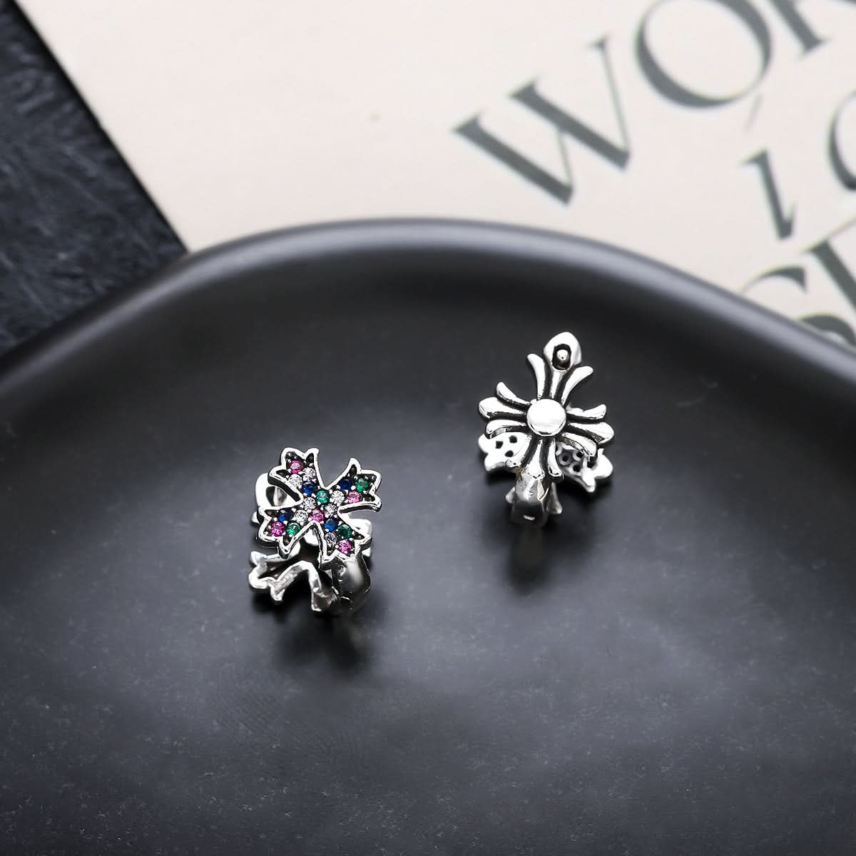 Men’s Diamond Cross Earrings – Trendy Unisex Dangle Earrings