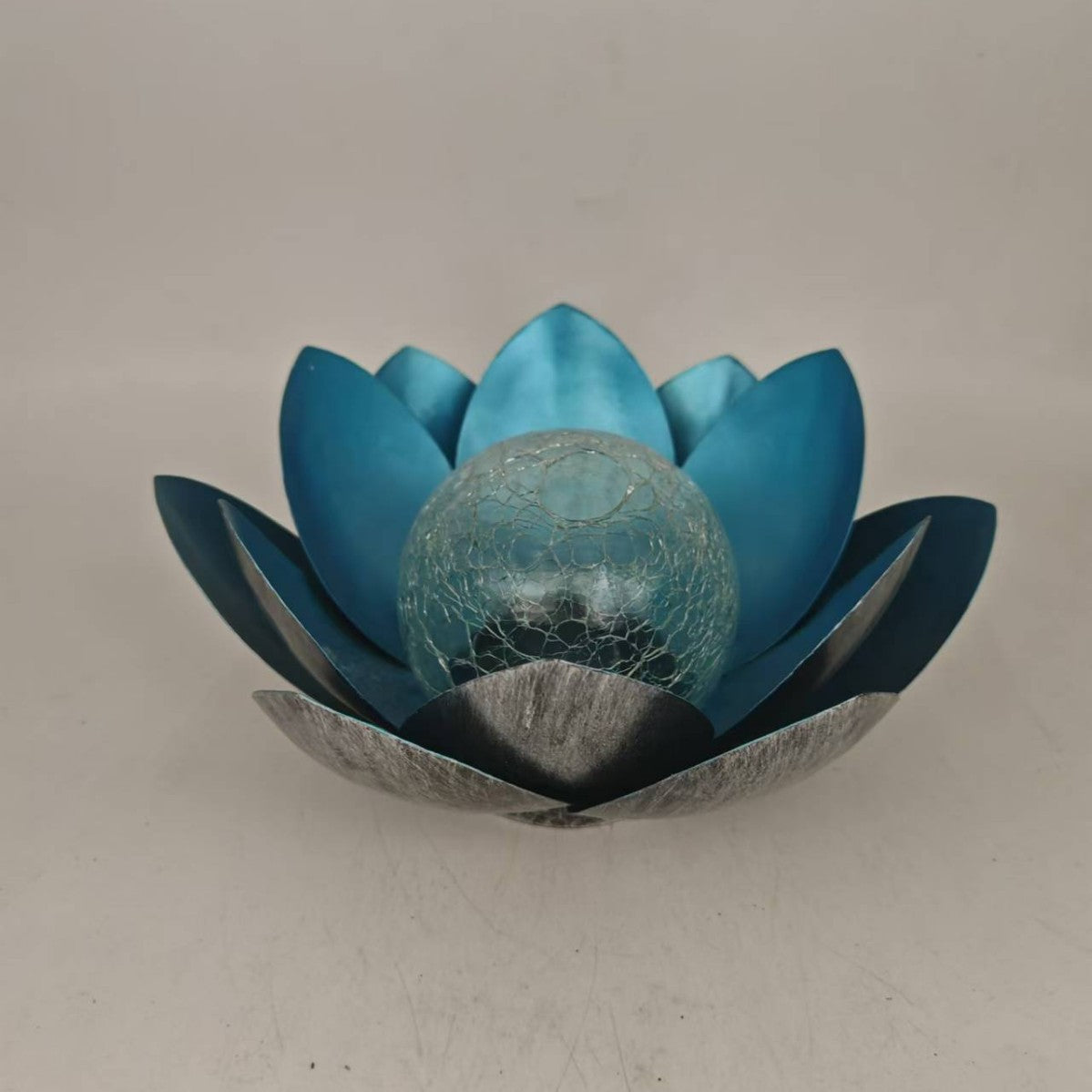 Solar Lotus Garden Light – Iron & Glass Crackle Ball Outdoor Landscape Lamp