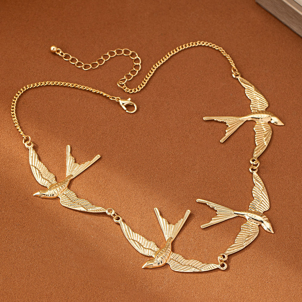 Gold Swallow Pendant Necklace – Elegant Bird Design Fashion Jewelry for Women