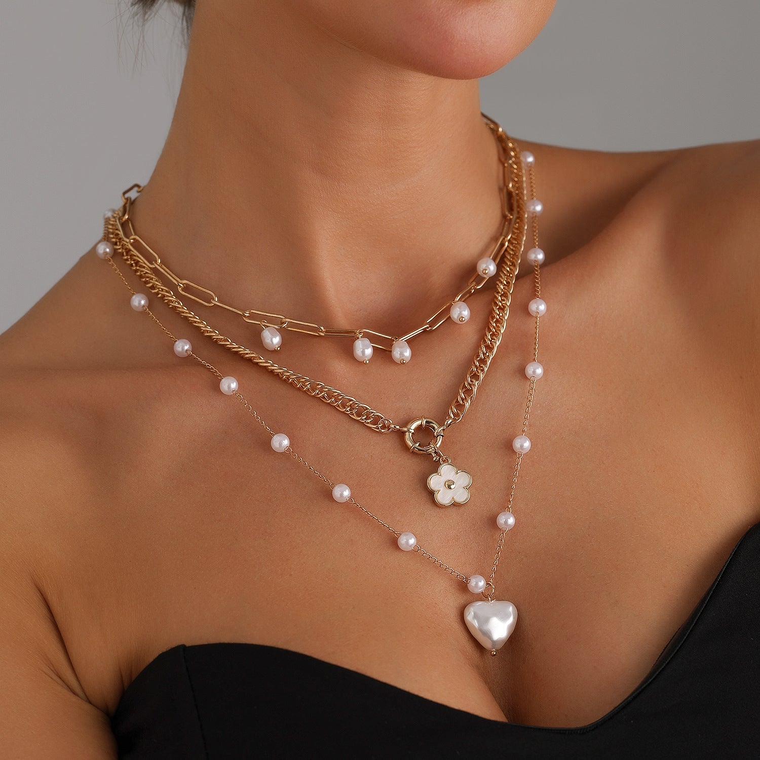 Retro Pearl Heart Necklace – Gold-Plated Five-Petal Flower Pendant for Women