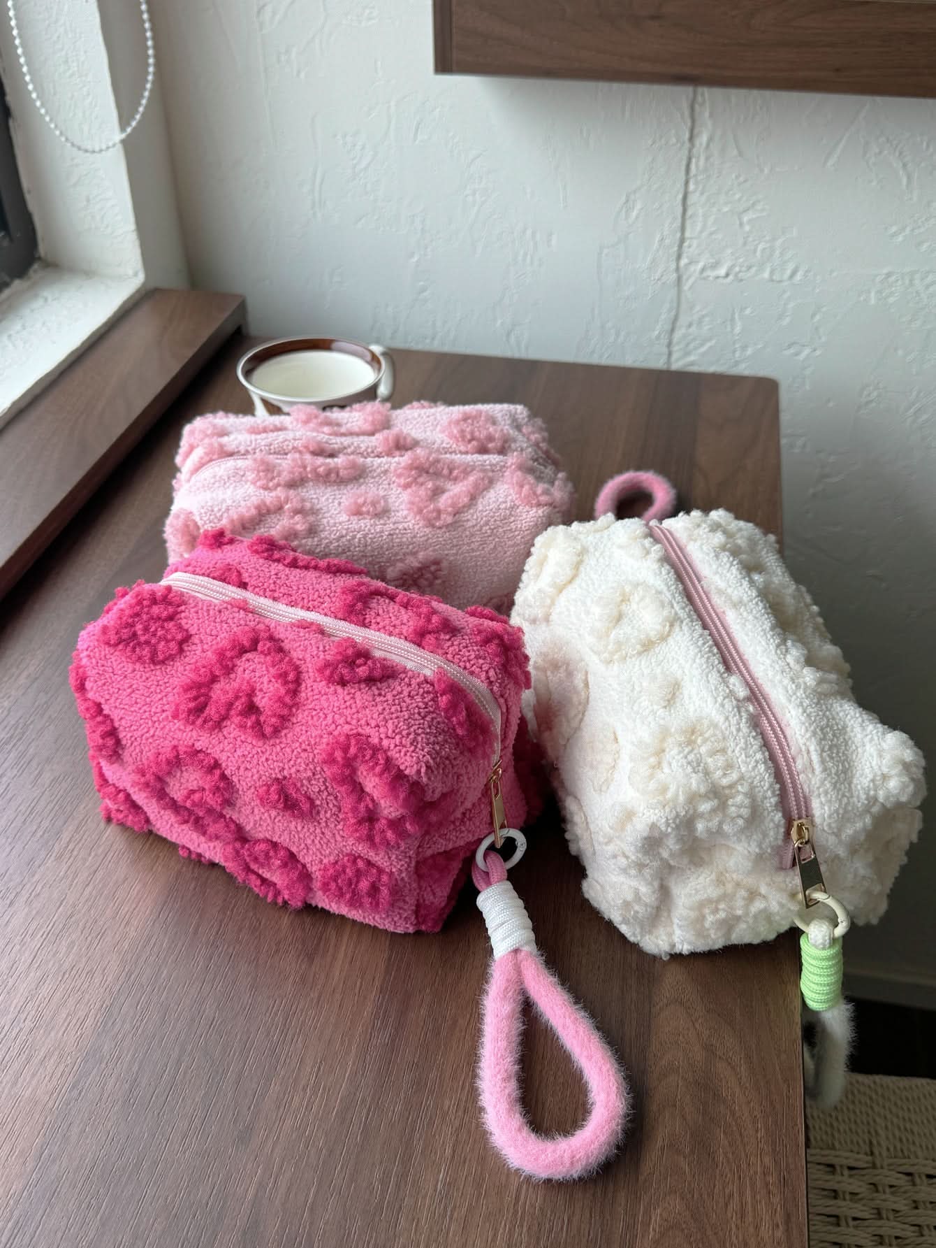 Plush Large-Capacity Makeup Bag – Cute Travel Cosmetic Organizer
