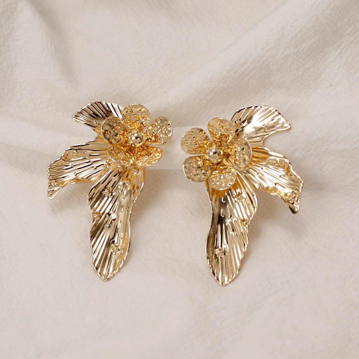 Women’s Retro Leaf Flower Earrings – Elegant Metal Fashion Jewelry