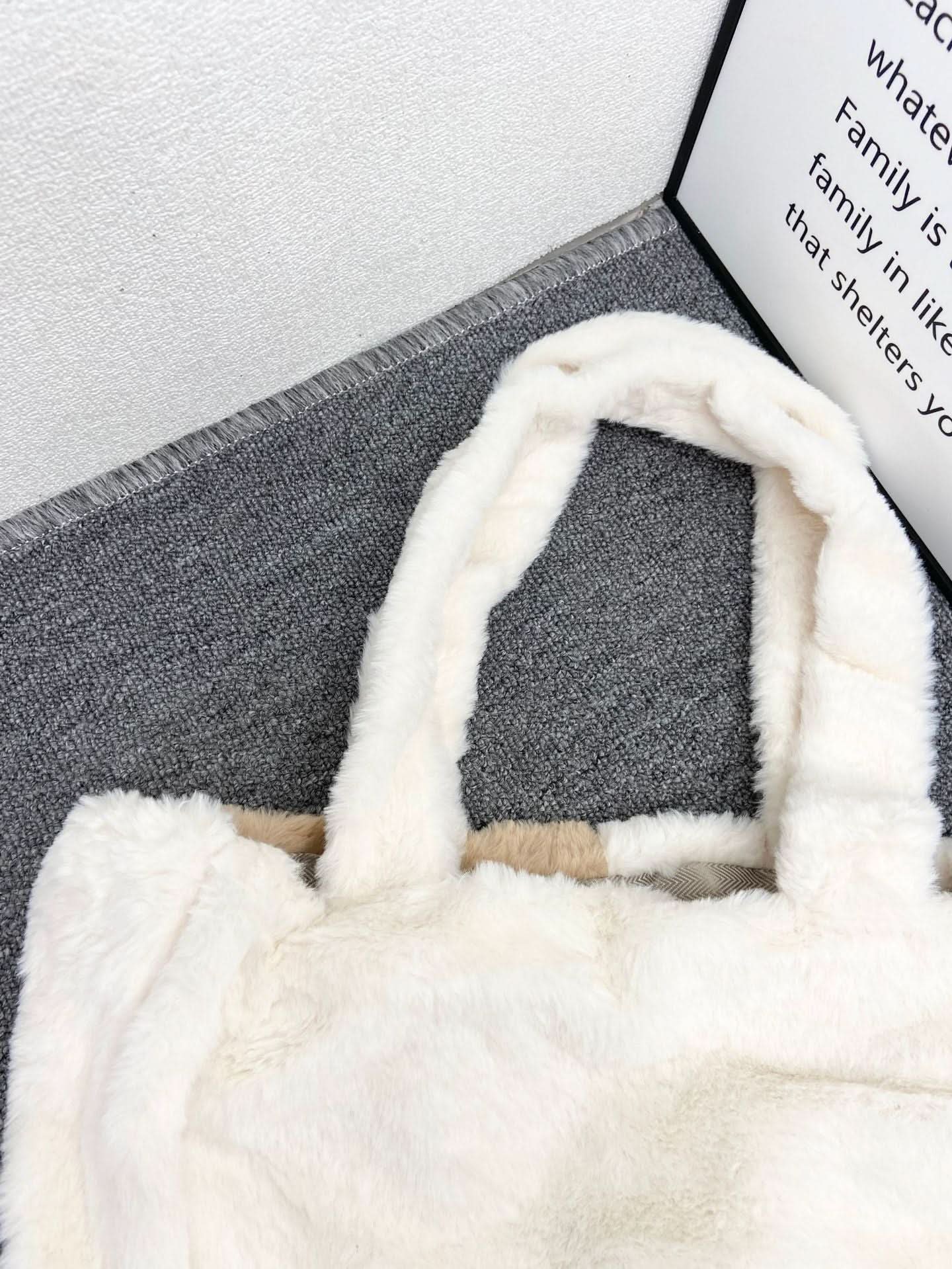 Women's Contrast Color Plush Tote Bag – Large-Capacity Furry Shoulder Bag