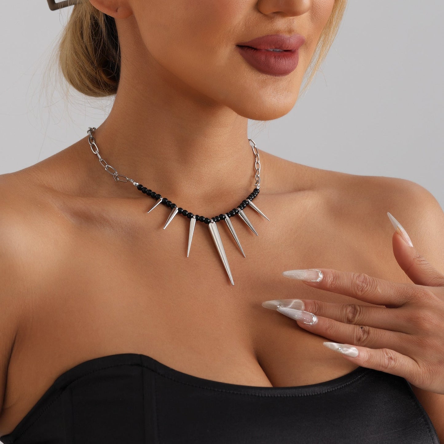 Punk Rivet Chain Necklace – Black Beaded Clavicle Choker for Women