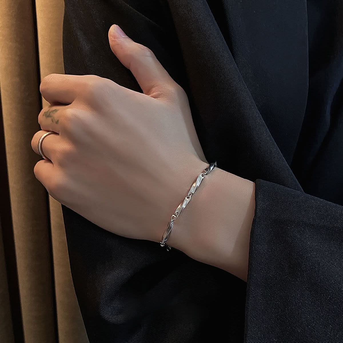 Men’s Minimalist Mobius Bracelet –Geometric Cuff