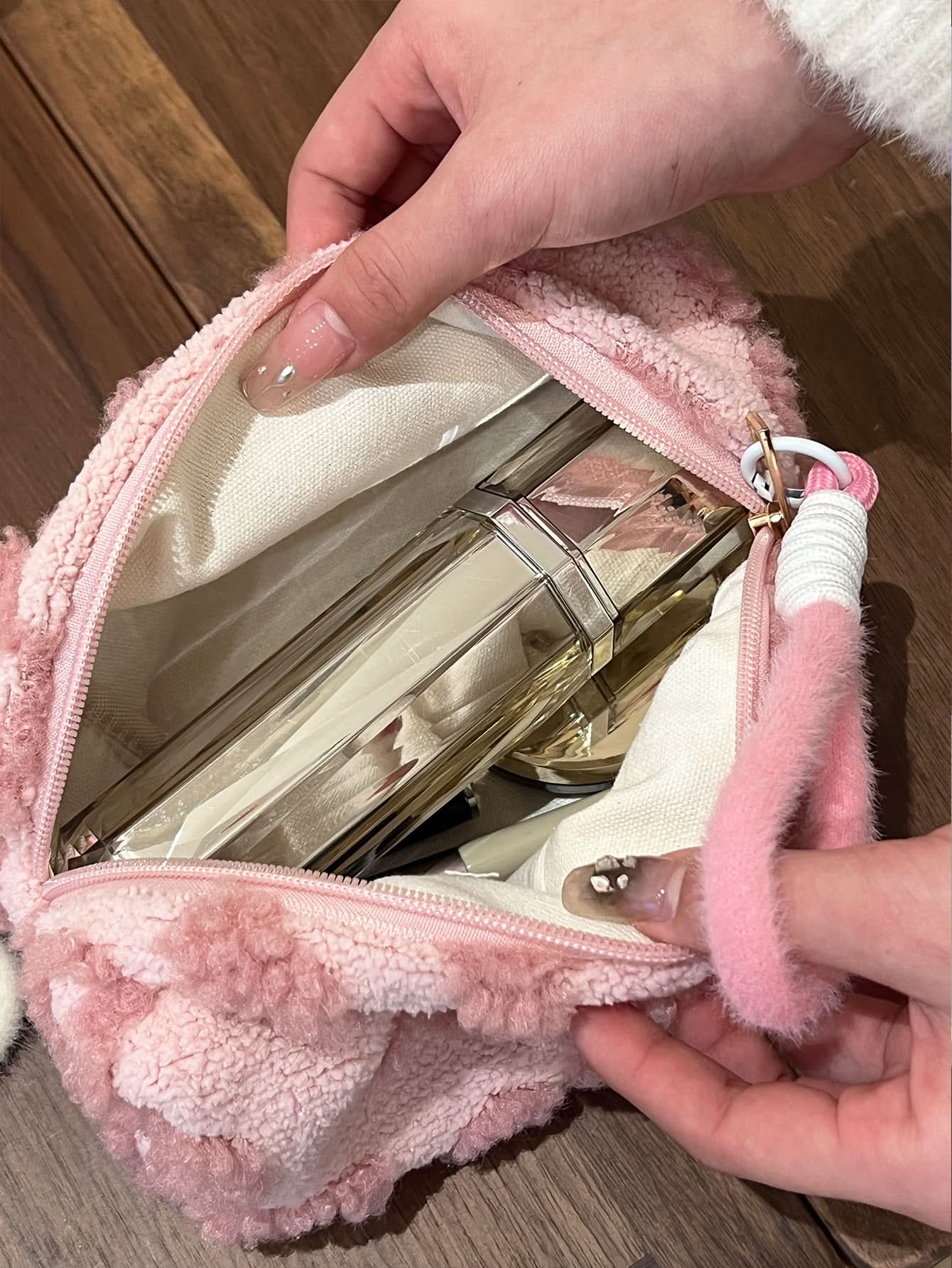 Plush Large-Capacity Makeup Bag – Cute Travel Cosmetic Organizer