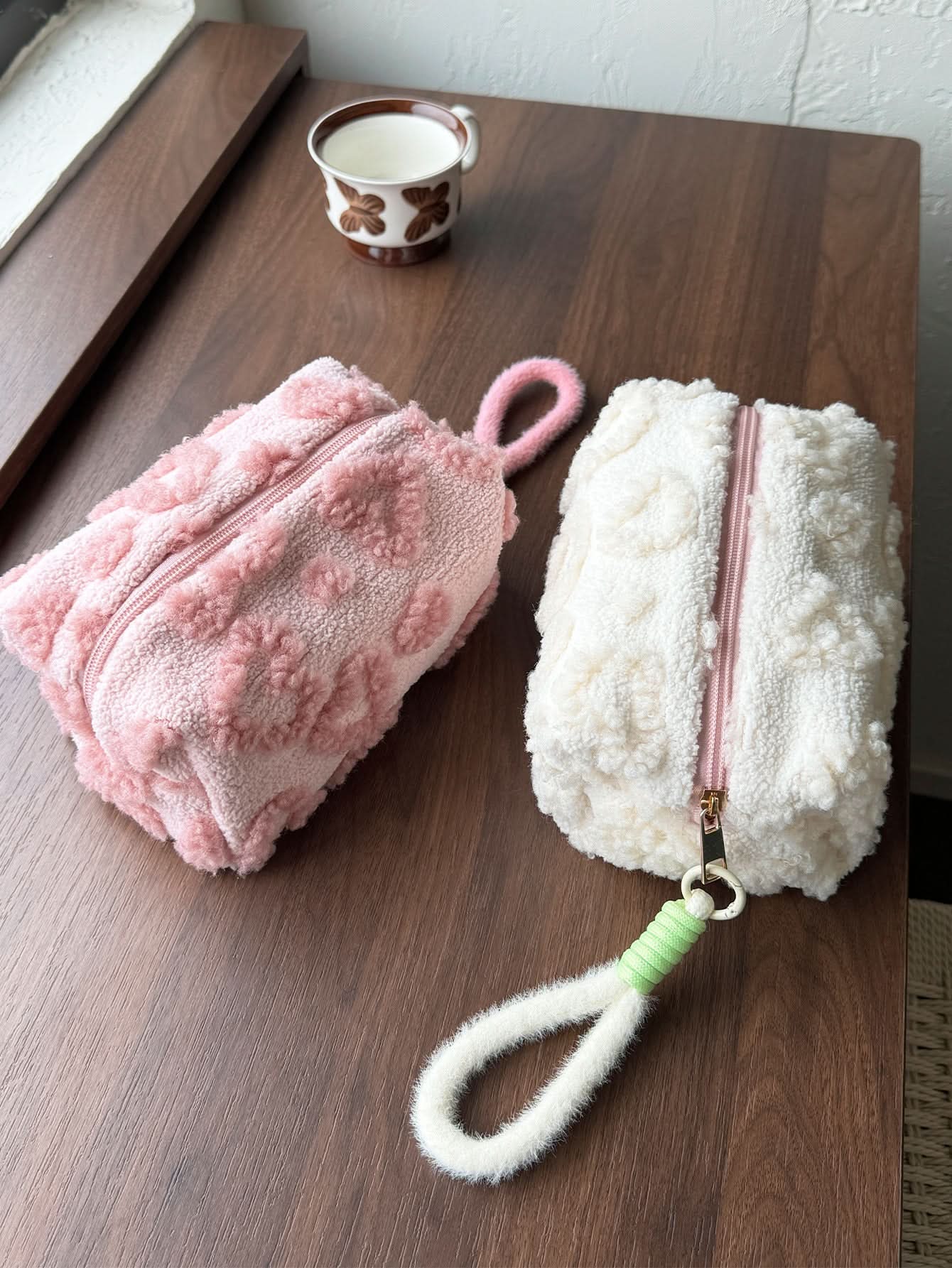 Plush Large-Capacity Makeup Bag – Cute Travel Cosmetic Organizer