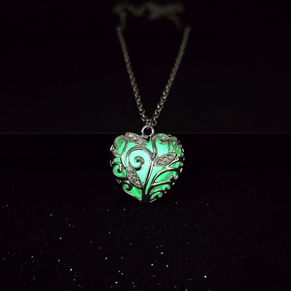 Luminous Heart Ocean Pendant Necklace – Titanic-Inspired Love Unisex Jewelry