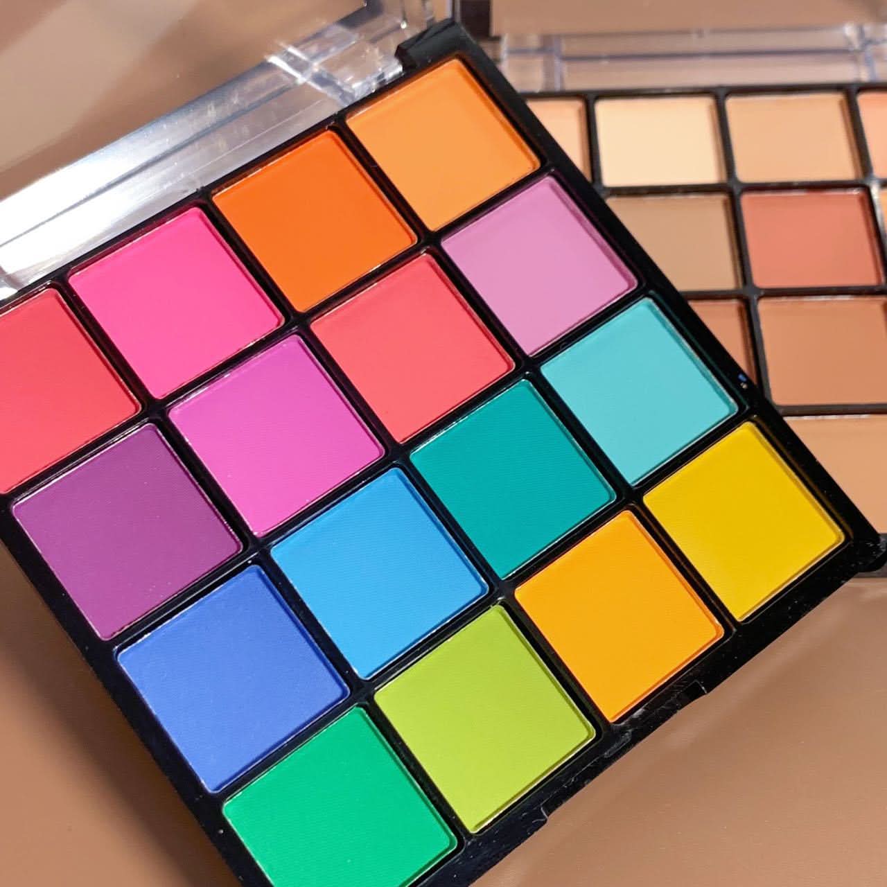 HUDAMOJI 16-Color Eyeshadow Palette – Matte & Shimmer Tones, High-Pigment Eye Makeup