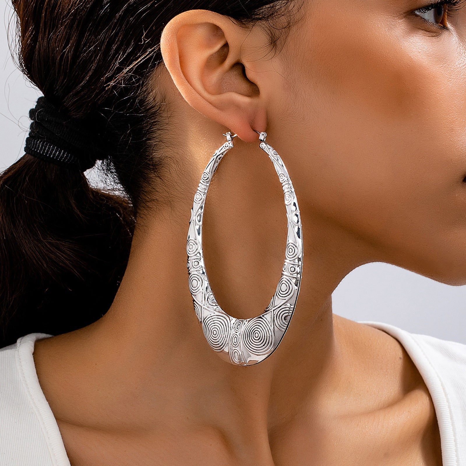Retro Oval Metal Earrings for Women – Geometric Textured Fashion Jewelry