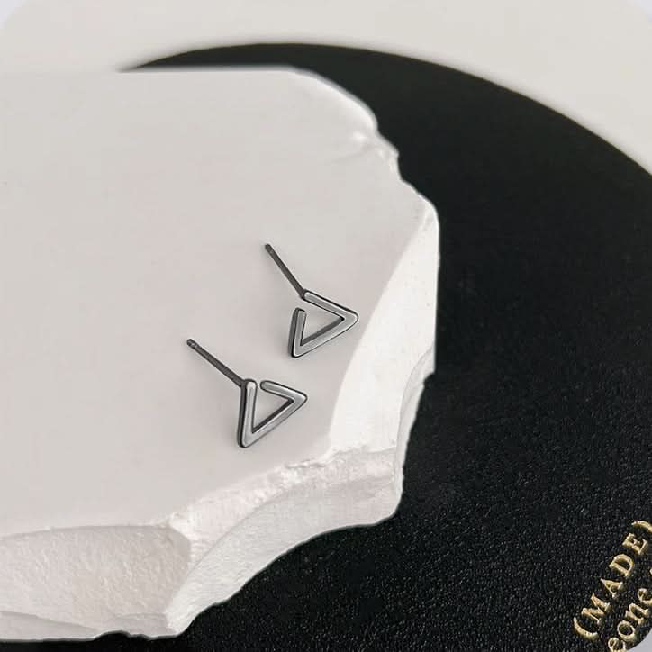 Unisex Black Triangle Stud Earrings – Geometric Hip-Hop Jewelry