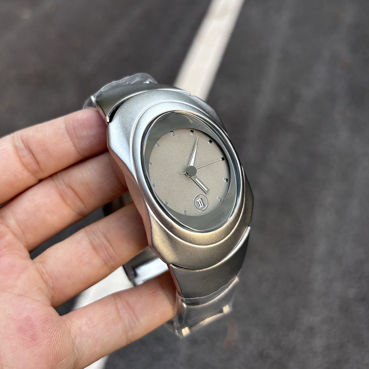 Men's Trendy Quartz Watch – Oval Dial Alloy Strap, Waterproof Fashion Timepiece