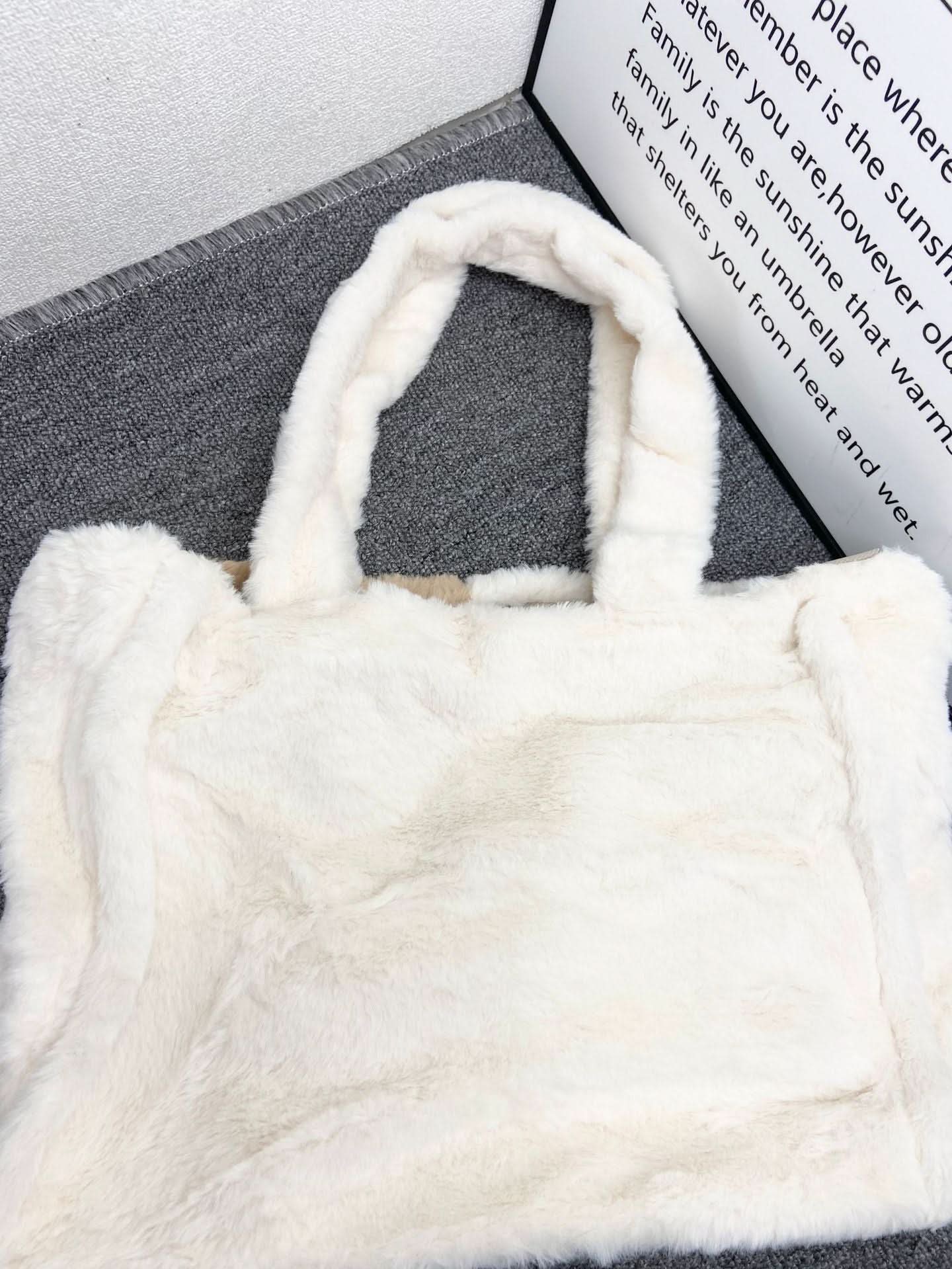 Women's Contrast Color Plush Tote Bag – Large-Capacity Furry Shoulder Bag