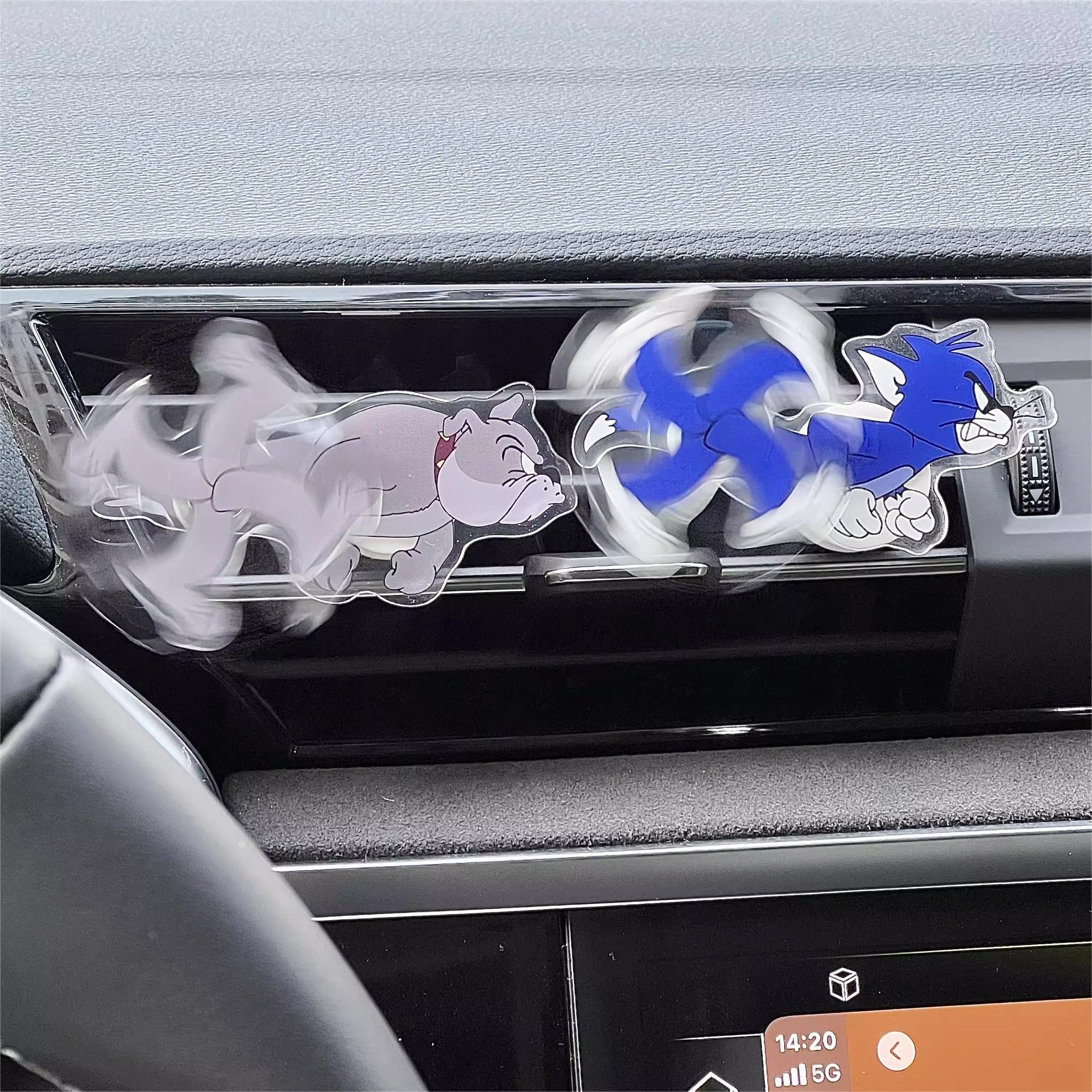 Tom and Jerry Car Air Vent Clip – Rotating Cartoon Ornament with Aromatherapy