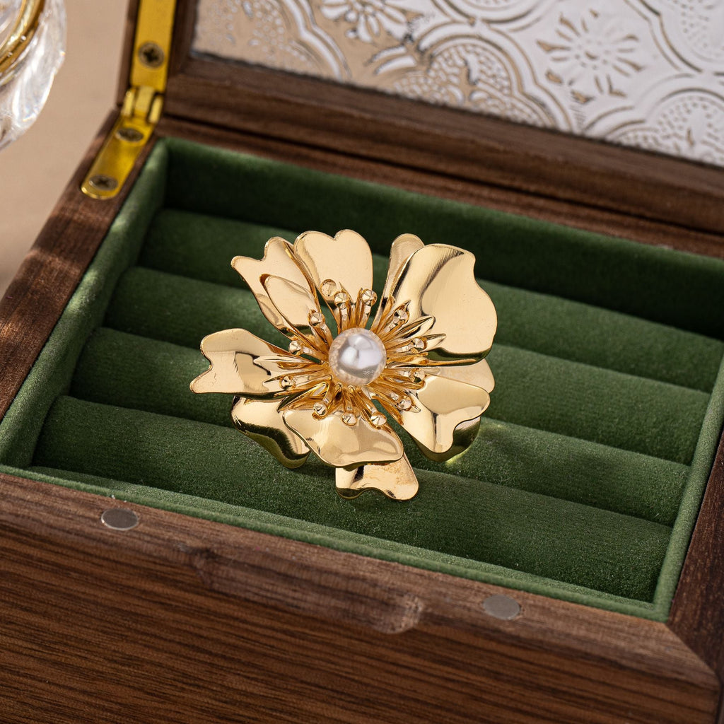 Vintage Floral Pearl Ring – Retro Gold Flower Statement Jewelry for Women