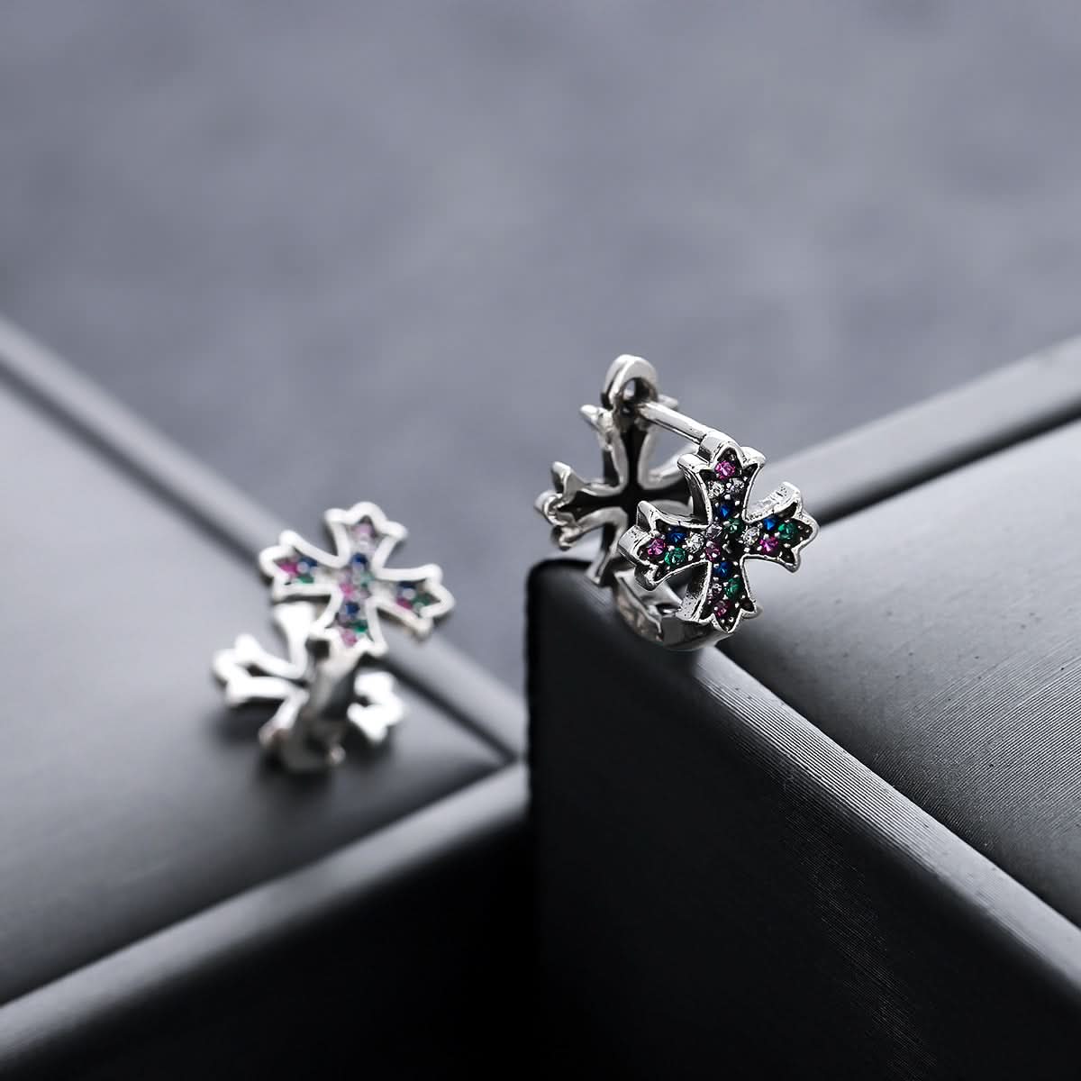 Men’s Diamond Cross Earrings – Trendy Unisex Dangle Earrings