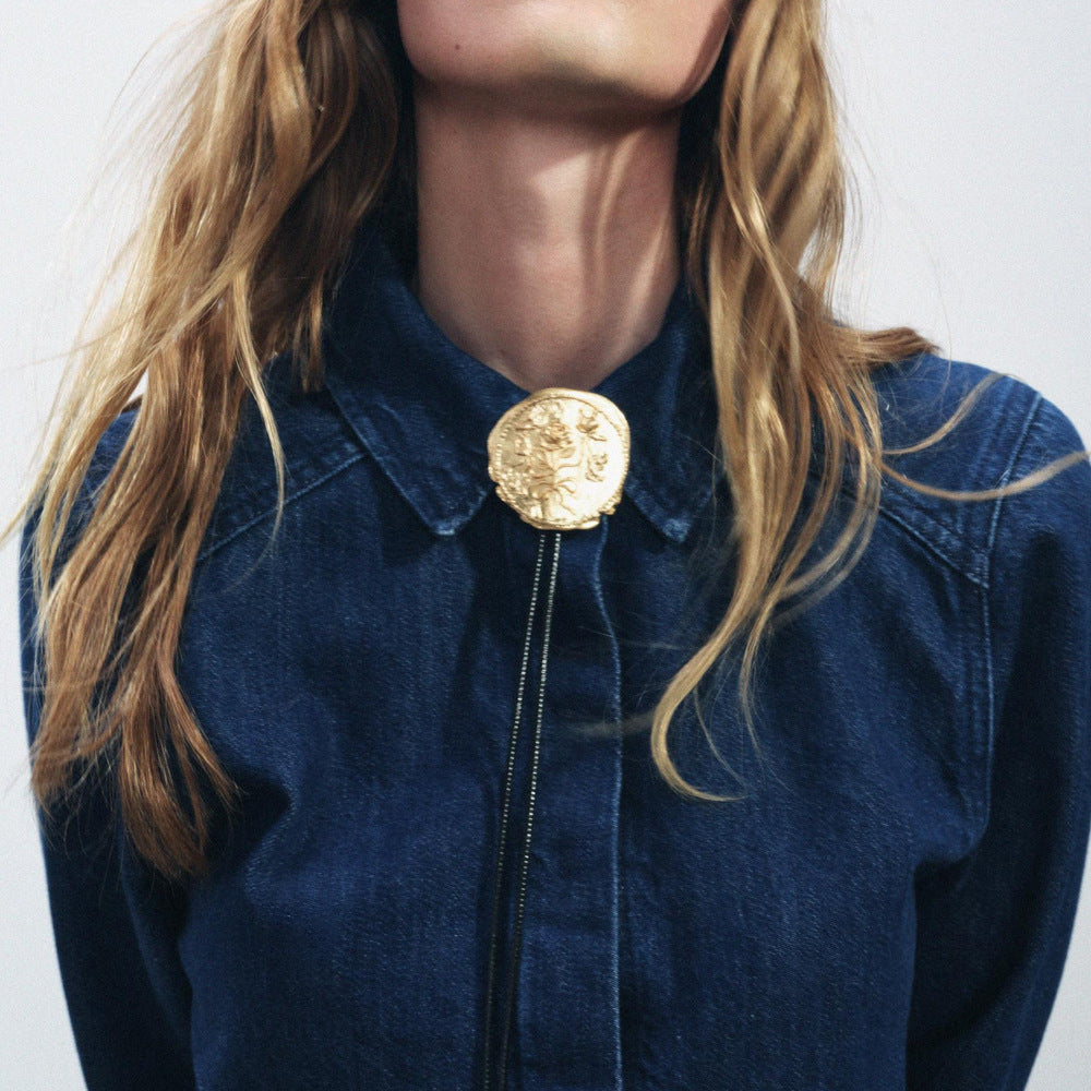 Vintage Floral Medallion Necklace – Western-Inspired Metal Pendant Jewelry for Women