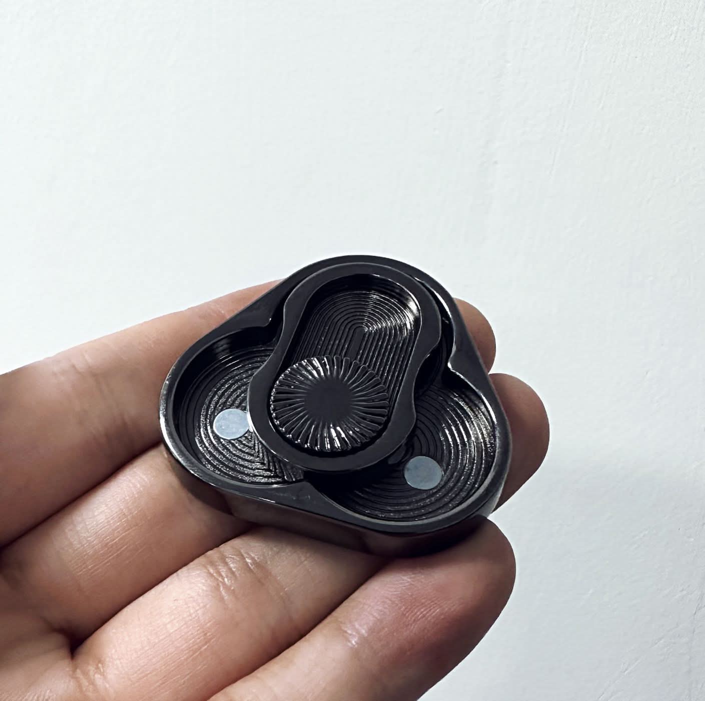 EDC Triangle Spinner Fidget Coin – Rotating Snap Push Card Stress Relief Tool