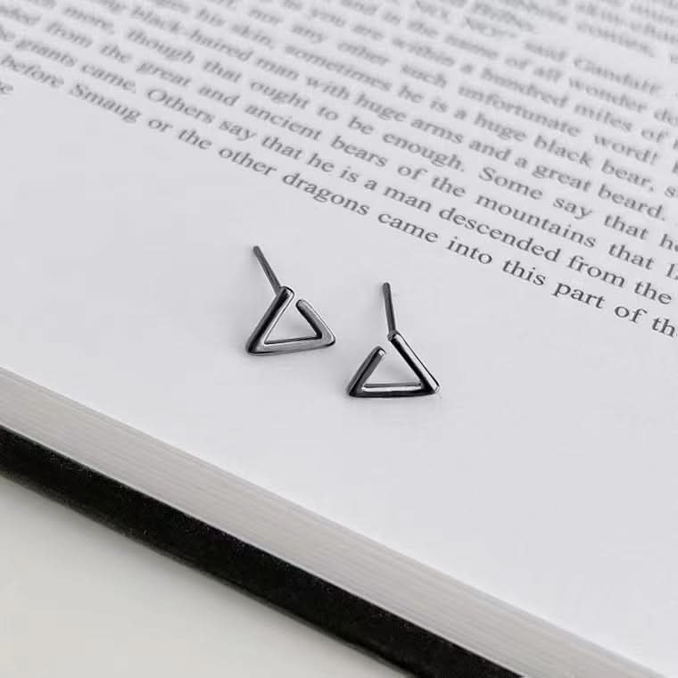 Unisex Black Triangle Stud Earrings – Geometric Hip-Hop Jewelry