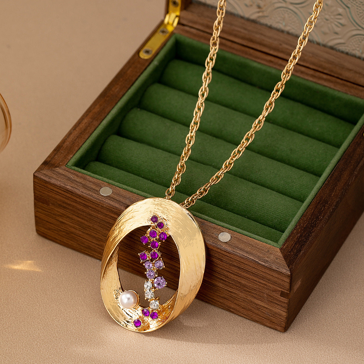 Vintage Pearl Pendant Necklace – Elegant Gold Statement Jewelry for Women
