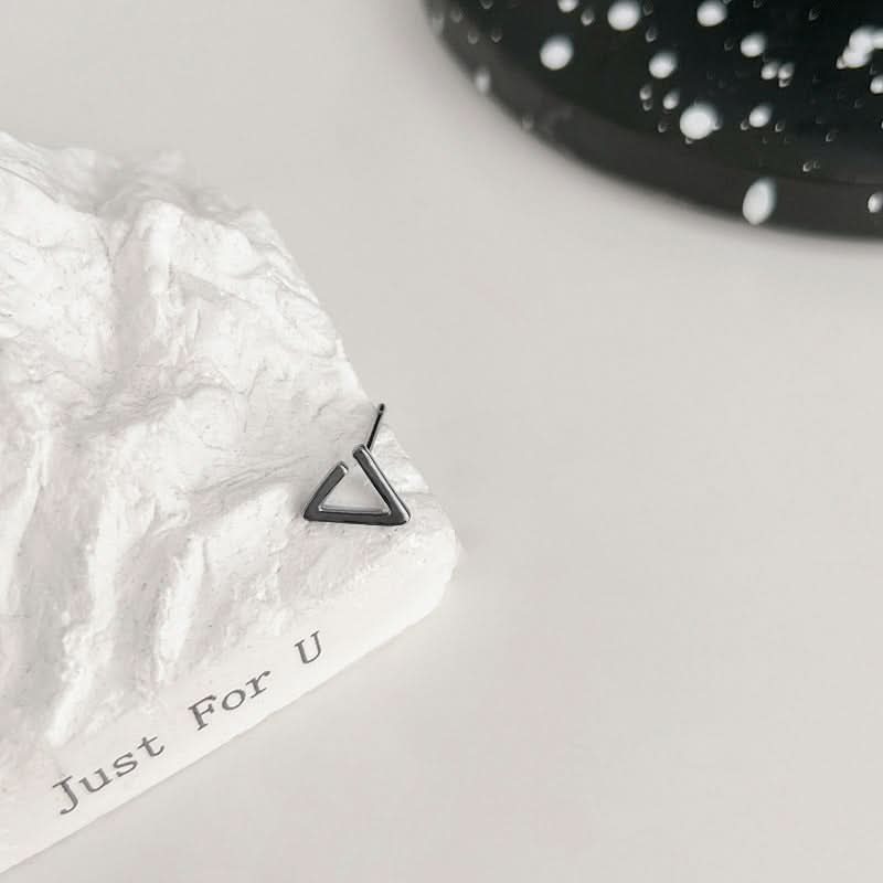 Unisex Black Triangle Stud Earrings – Geometric Hip-Hop Jewelry