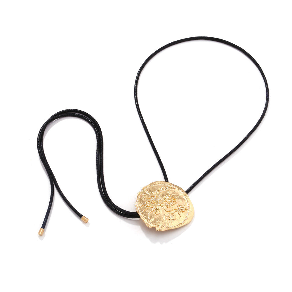 Vintage Floral Medallion Necklace – Western-Inspired Metal Pendant Jewelry for Women