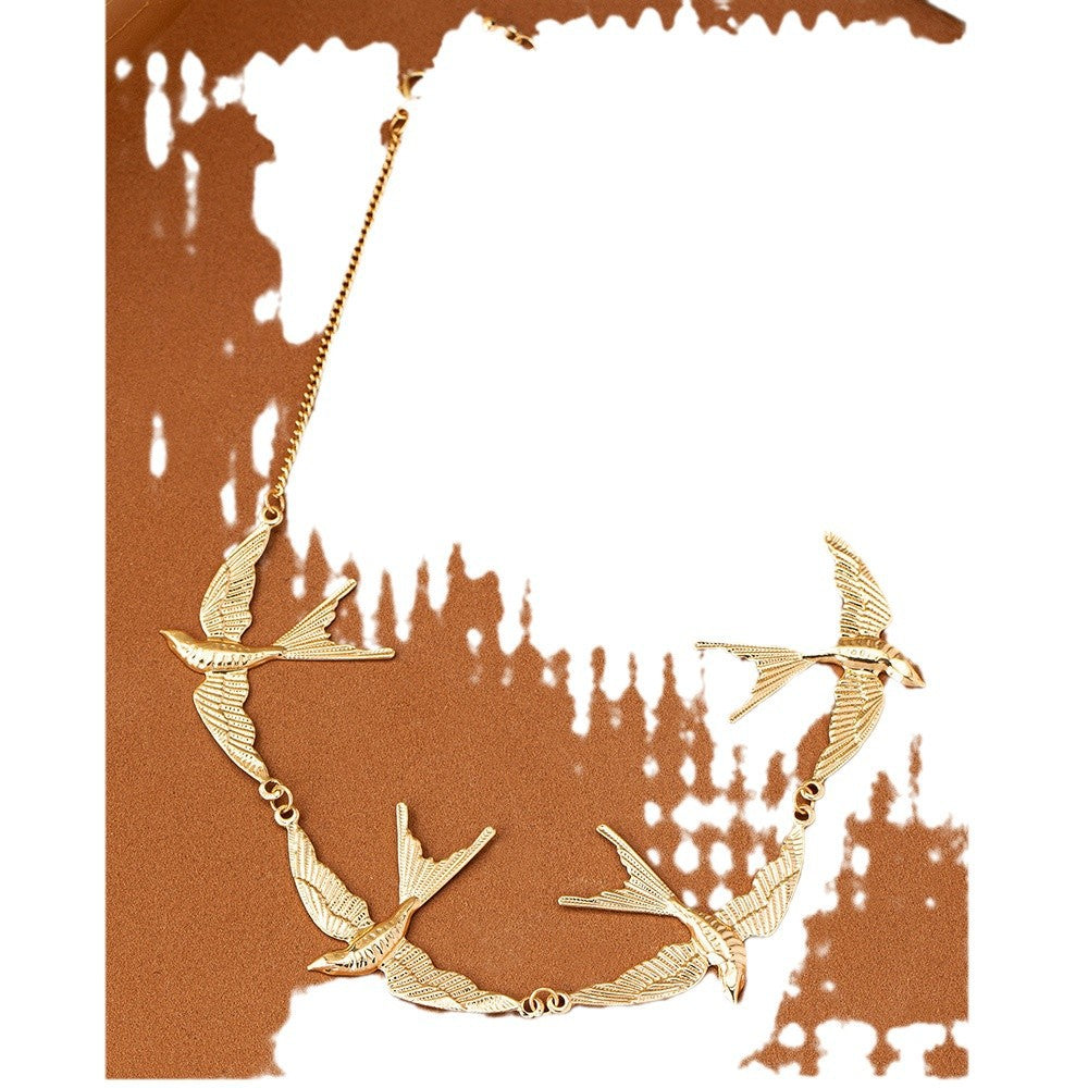 Gold Swallow Pendant Necklace – Elegant Bird Design Fashion Jewelry for Women