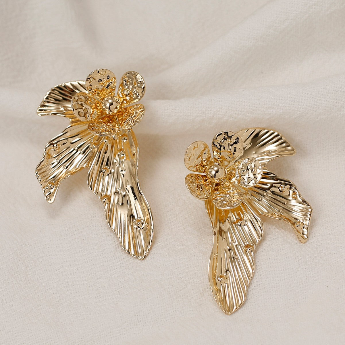 Women’s Retro Leaf Flower Earrings – Elegant Metal Fashion Jewelry