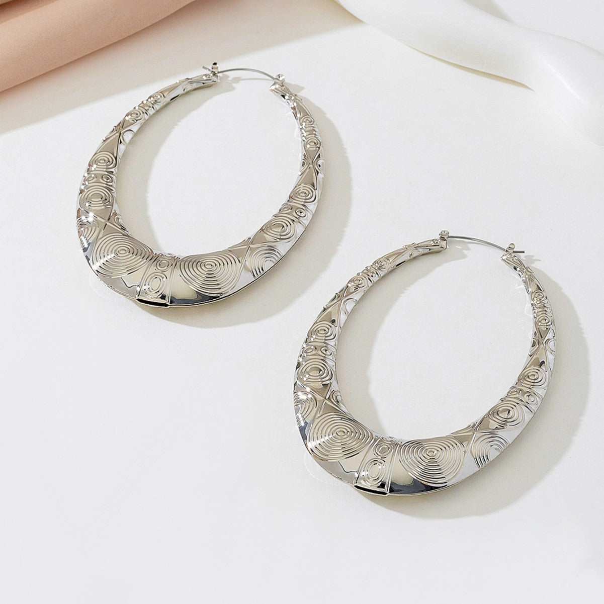 Retro Oval Metal Earrings for Women – Geometric Textured Fashion Jewelry